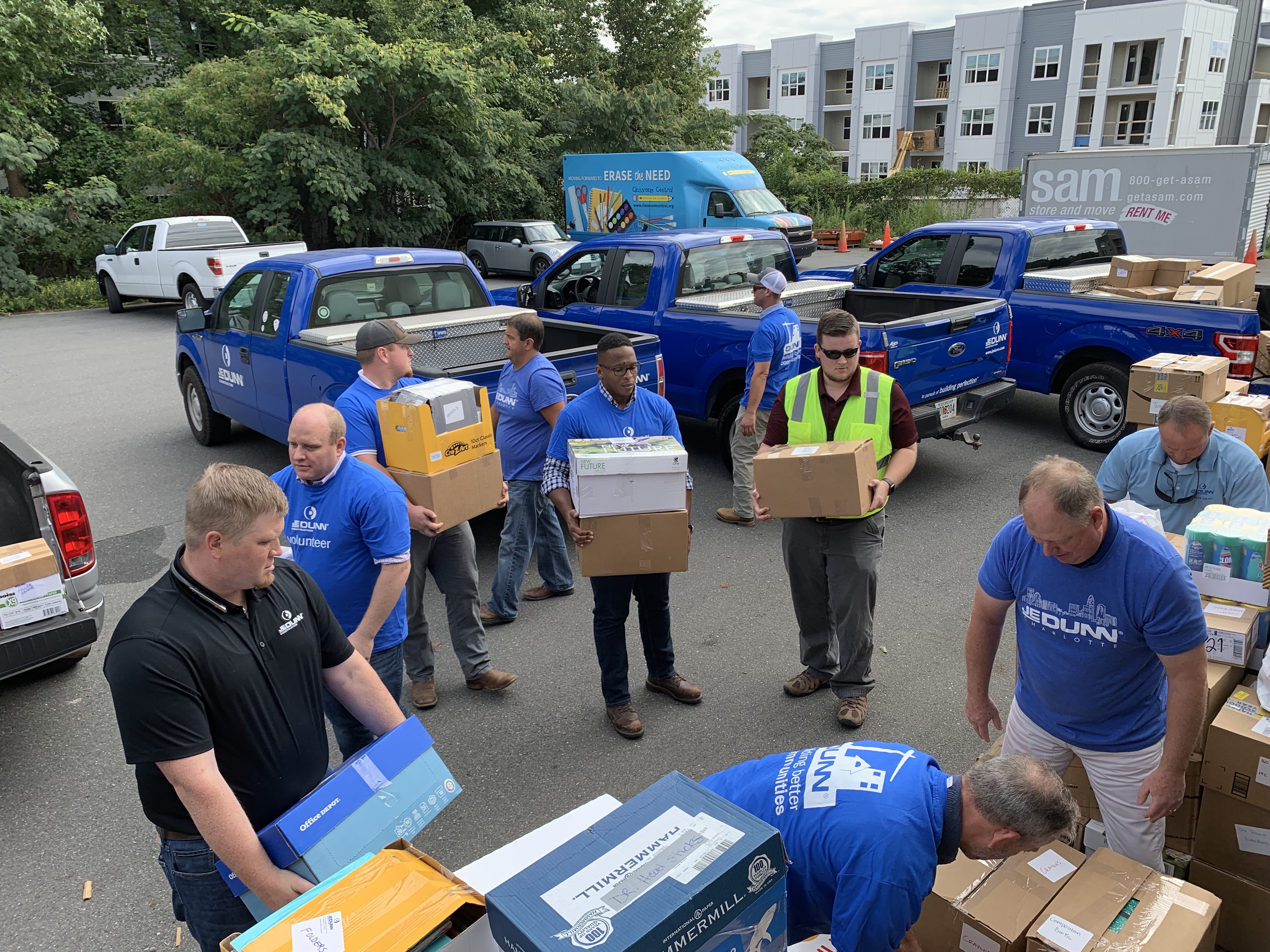 2019 JE Dunn School Tools Drive Dropoff