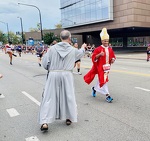 Bishop Bob meets "bishop" at the 2021 Chicago Marathon