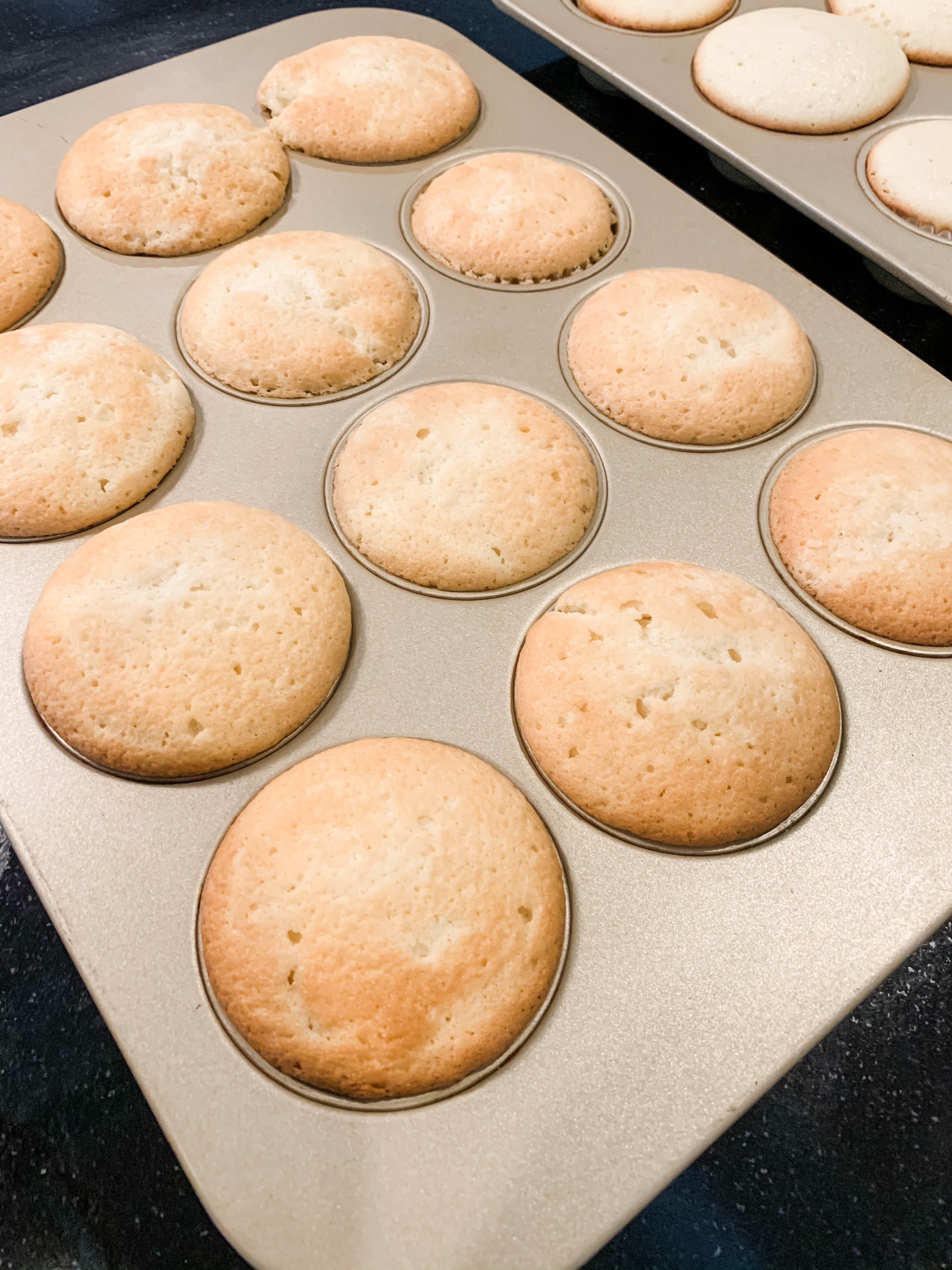 STEP 16 : Remove the cupcakes from the oven and allow to cool completely before icing.