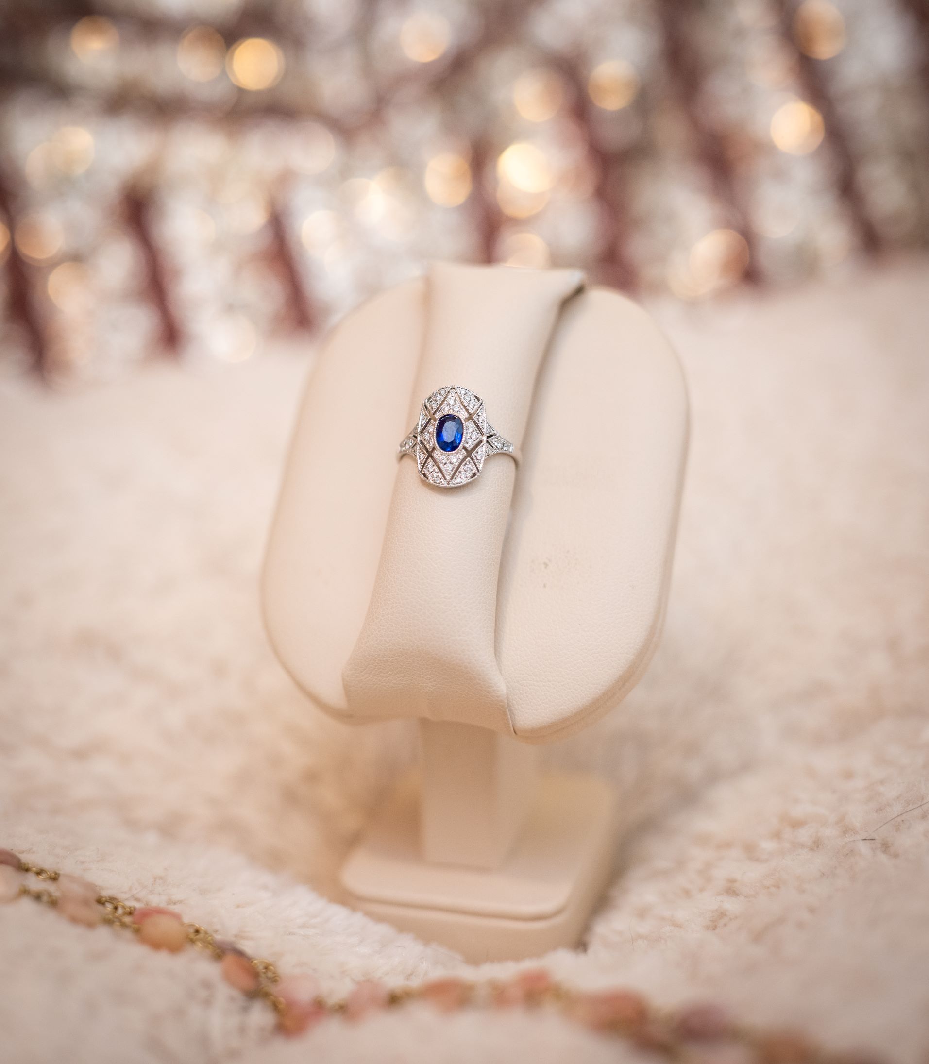 Miriam - Sapphire ring with diamonds